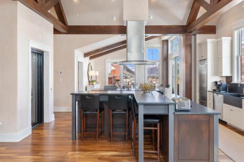 Apartment with Mountain View