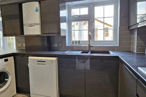 BSE Homes & Properties Ltd 4-Bedroom Home, Harlow , with Parking sleeps 6 in Roydon