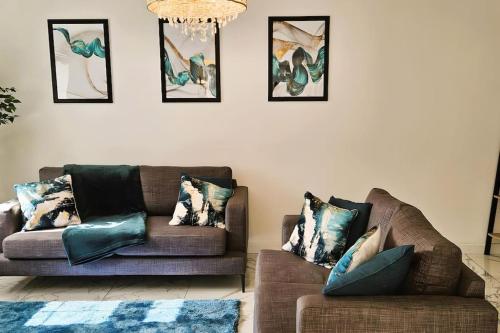 BSE Homes & Properties Ltd 4-Bedroom Home, Harlow , with Parking sleeps 6 in Roydon