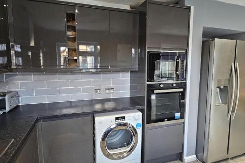 BSE Homes & Properties Ltd 4-Bedroom Home, Harlow , with Parking sleeps 6 in Roydon