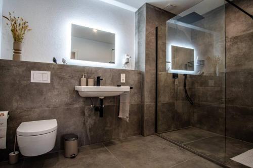 Shower, Neue Fewo mit Schlossblick - Urlaub im Wein- und Ferienort Bekond in Bekond