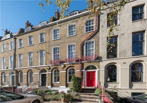 Entire Ground Floor Flat Free Parking and Garden - image 12
