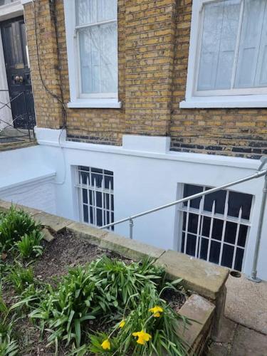 Entire Ground Floor Flat Free Parking and Garden - image 13