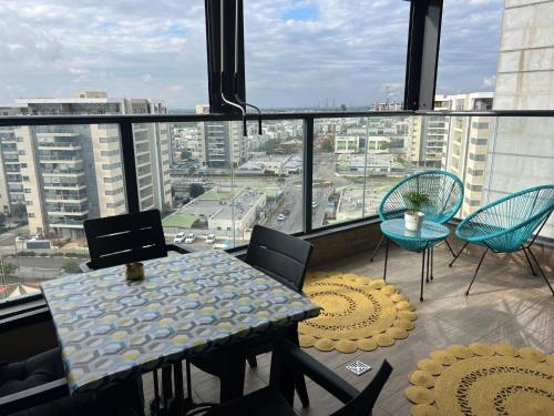 발코니/테라스, Amazing Tower apt at karmei Gat- perfect familly vacation in 키리아트 가트