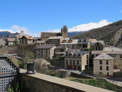 Chalé rústico cerca de pistas con vistas a la montaña gîte à louer Castiello de Jaca