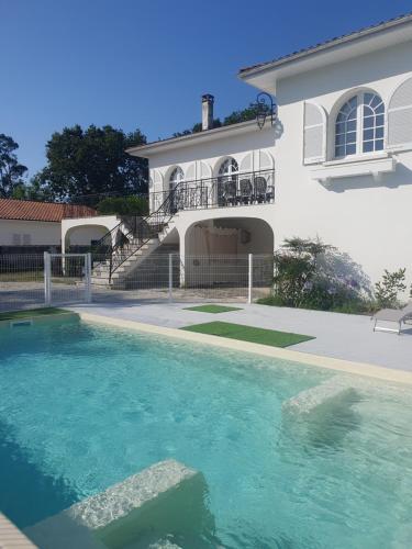 Villa Blanche spacieuse pour 8 (modulable), avec mer, piscine, balades à vélo