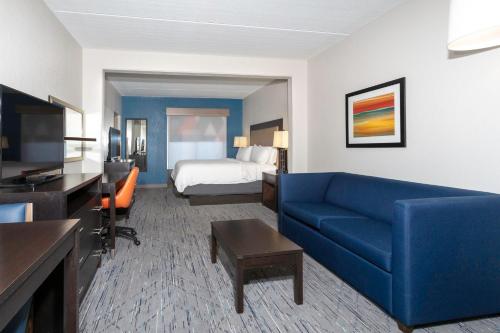 King Suite with Sofa Bed image 3
