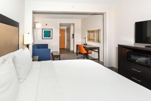 Standard King Room image 2