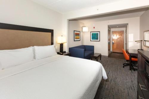 Standard King Room image 3