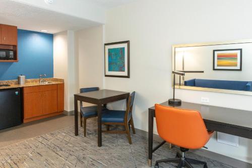 Holiday Inn Express Hotel & Suites Jacksonville Airport an IHG Hotel - image 5