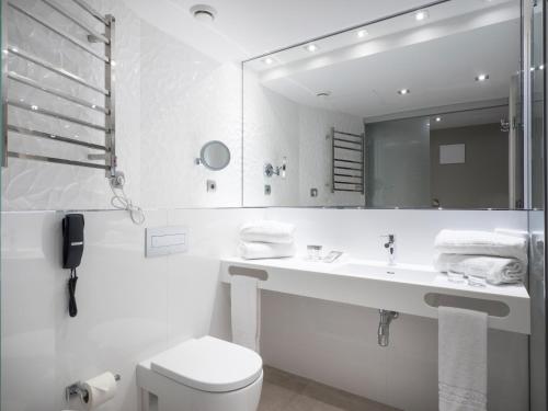 Bathroom, Catalonia Atenas Hotel in Sant Martí
