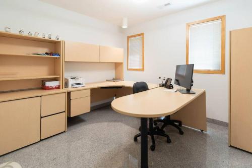 Urban oasis-lake/beach/boat in city. Sleeps 8-12. in Orchard Lake, USA