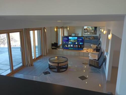 Urban oasis-lake/beach/boat in city. Sleeps 8-12. in Orchard Lake, USA
