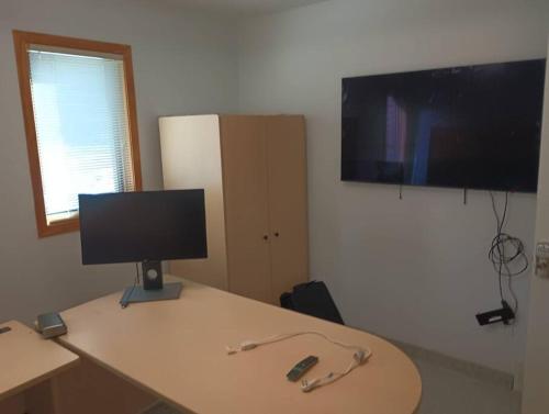 Urban oasis-lake/beach/boat in city. Sleeps 8-12. in Orchard Lake, USA