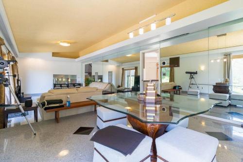 Urban oasis-lake/beach/boat in city. Sleeps 8-12. in Orchard Lake, USA