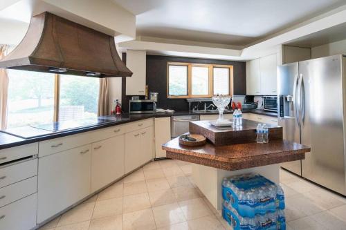 Urban oasis-lake/beach/boat in city. Sleeps 8-12. in Orchard Lake, USA