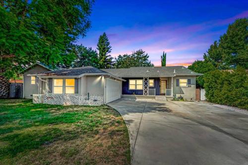 King-Suite w/Bar & Barbecue area in beautiful yard