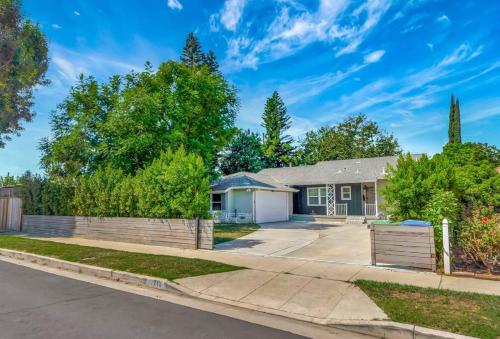 King-Suite w/Bar & Barbecue area in beautiful yard