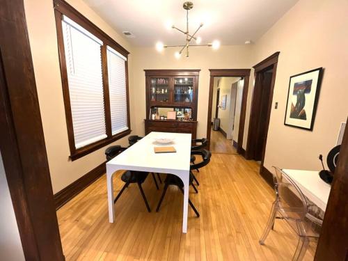 Irving Park/Avondale updated vintage top unit 2-flat in Chicago, USA