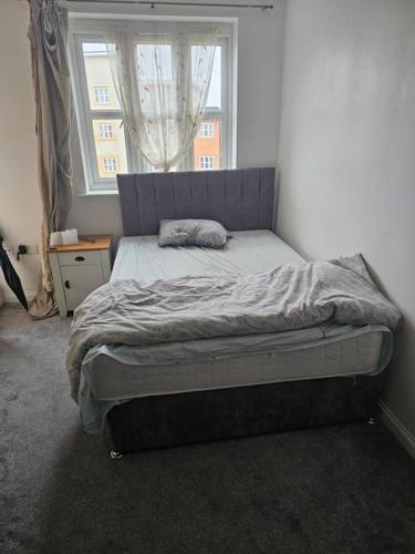Big double room with bathroom in 2 bedroom flat kitchen is shared