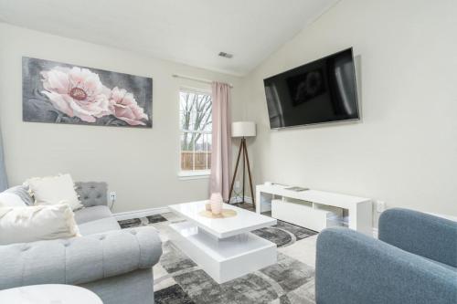 Peaceful Modern Home near Avon in Avon, USA