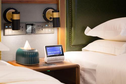 Deluxe Queen Room image 2