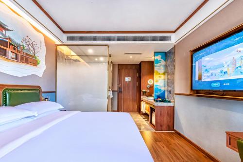 Deluxe Queen Room image 3