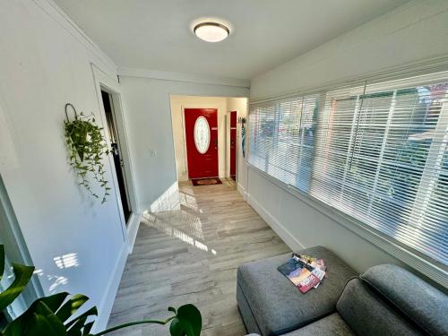 Seattle Home with 2 bedrooms a King bed Queen bed and an Extra Sofa Bed Located 10 minutes from SeaTac Airport and 20 minutes from Downtown Seattle Home with 2 bedrooms a King bed Queen bed and an Extra Sofa Bed Located 10 minutes from SeaTac Airport and 20 minutes from Downtown