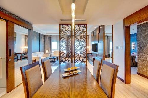 Metropolitan Hotel Dubai - image 8