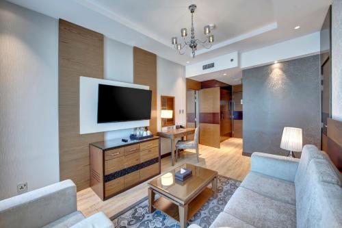 Metropolitan Hotel Dubai - image 11