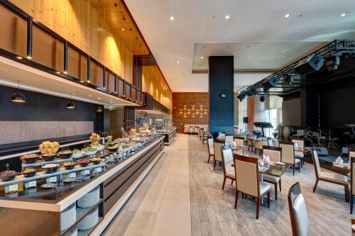 Restaurant, Metropolitan Hotel Dubai in Jumeirah Beach