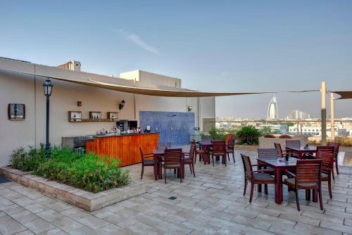 Metropolitan Hotel Dubai - image 2