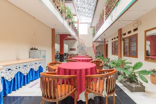 Restoran, RedDoorz Syariah near Alun Alun Sumedang in Sumedang