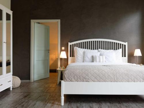 Two-Bedroom Apartment with Shower  image 4