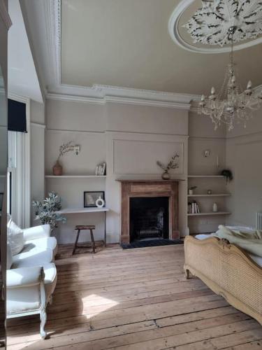 Spacious Victorian property in วิลการ์ พาร์ค แอเรีย