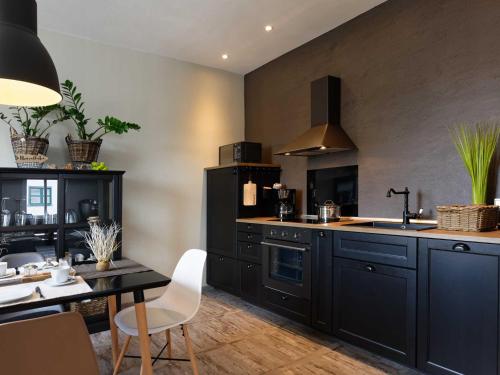 One-Bedroom Apartment with Shower image 10
