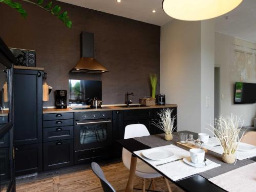 One-Bedroom Apartment with Shower image 8
