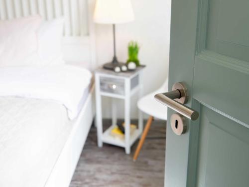 One-Bedroom Apartment with Shower image 5