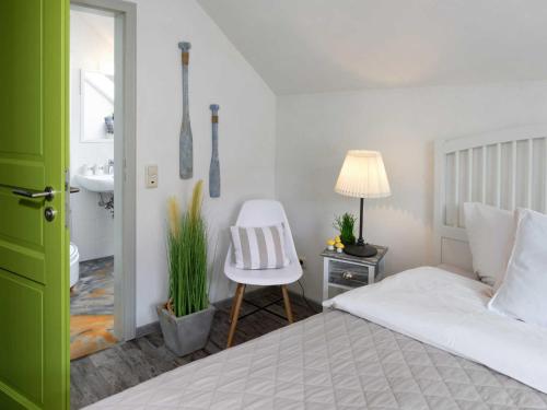One-Bedroom Apartment with Shower image 1