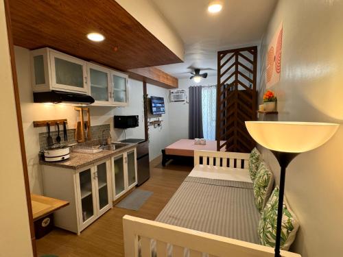 CozyVilla at Pine Suites Tagaytay 2BR or Studio with FREE PARKING - 주방