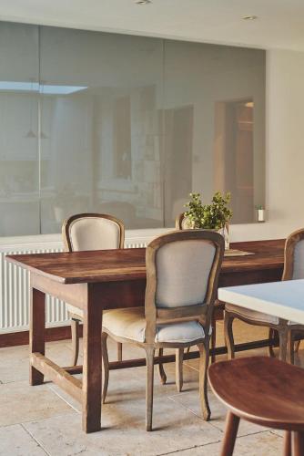 Large Stylish Luxury Cotswold Cottage - ideal for families, w/ EV charging in Syreford