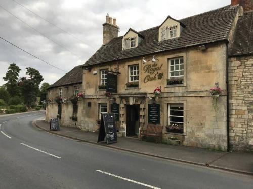 Large Stylish Luxury Cotswold Cottage - ideal for families, w/ EV charging in Syreford