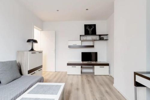 Beautiful fully renovated apartment - Tap to explore photos