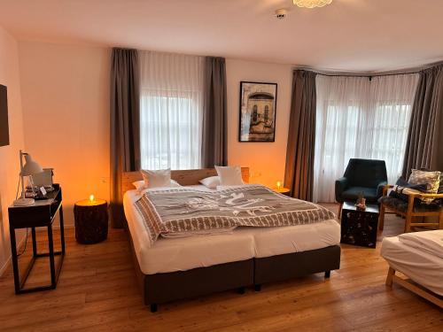 1 queen bed, 1 sofa bed