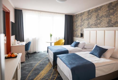 1 queen bed, 2 twin beds