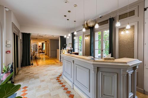 Előcsarnok, Logis Hostellerie des Clos et restaurant Bistrot des grands crus et Maison de la tour Chablis in Chablis