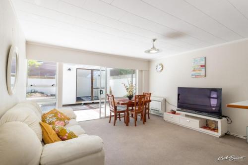 5 bedroom modern house, private spacious backyard - Apartment - Lower Hutt