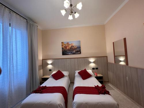 Twin Room image 4