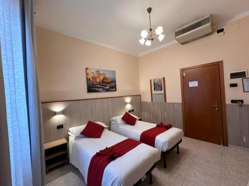 Twin Room image 5