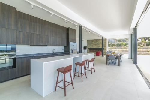 Konyha, Dzov in Le Jas des Amandiers